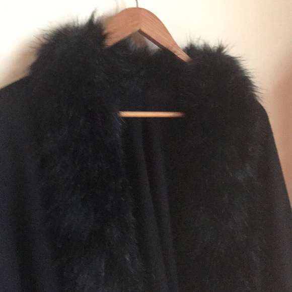 Beautiful fine knit black jacket with faux fur trim - Picture 2 of 3